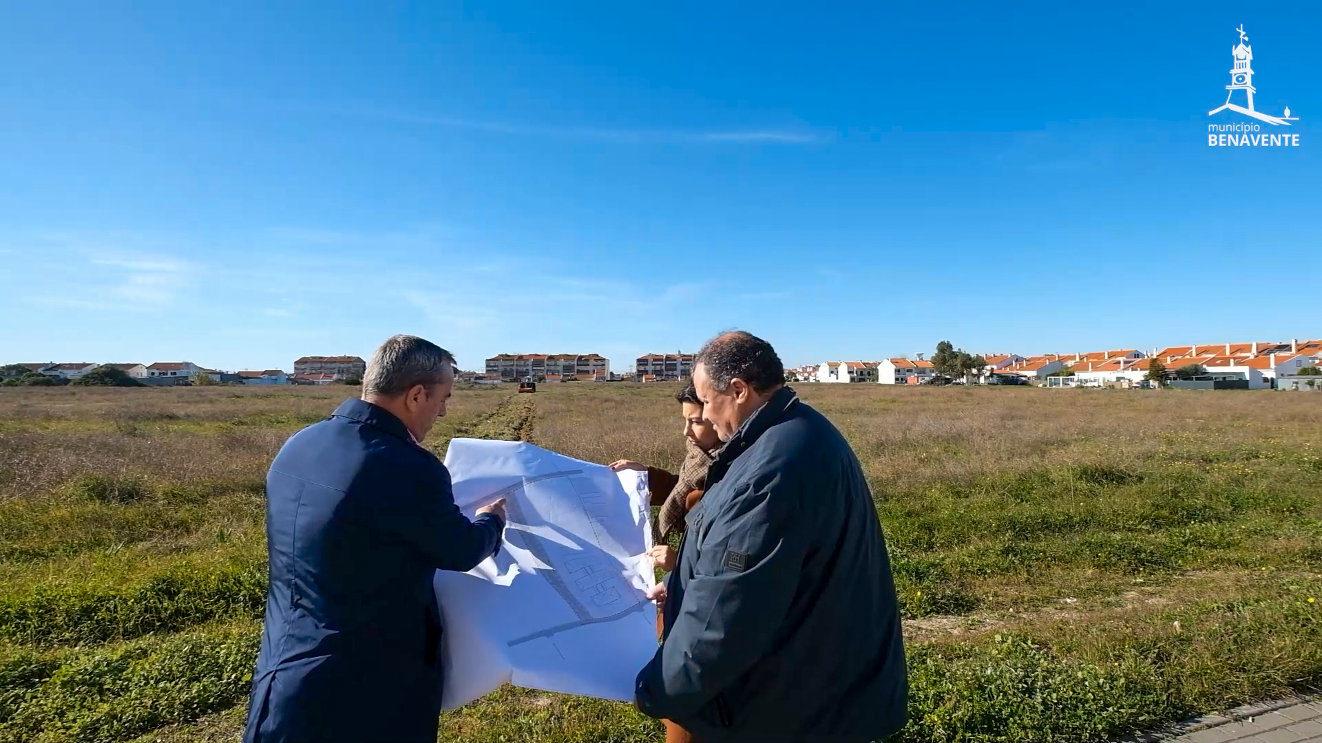 O Presidente da Câmara Municipal de Benavente, Carlos Coutinho, acompanhado pelos vereadores: Catarina Vale e Hélio Justino, deslocaram-se ao terreno adquirido recentemente pela Autarquia para a construção da Escola Secundária de Samora Correia. O terreno tem a dimensão de 31.600,00m2 e foi adquirido pelo valor de 1 milhão 801 mil e 200 euros.